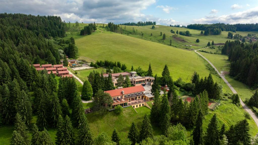 een luchtfoto van een groot huis in een veld bij Holiday Park Orava - Hotel Orava in Dolný Kubín