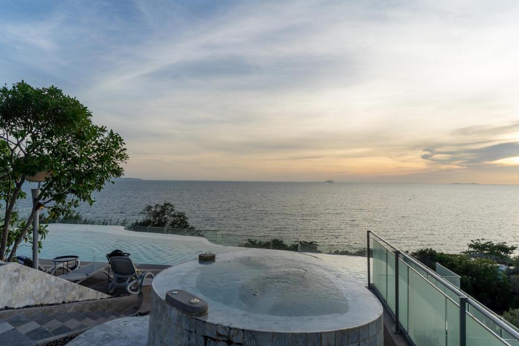 ナ・ジョムティエンにあるBayphere Residence by Prop Hopperの海が見えるプール
