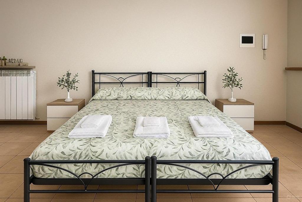 ein Schlafzimmer mit einem Bett mit zwei Handtüchern darauf in der Unterkunft Appartamento Dolomiti Perarolo Tramonti sul Boite in Perarolo di Cadore