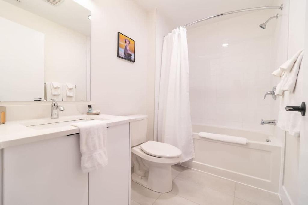 een witte badkamer met toilet en douche bij Corporate Stays Junction 2 Bedrooms in Halifax