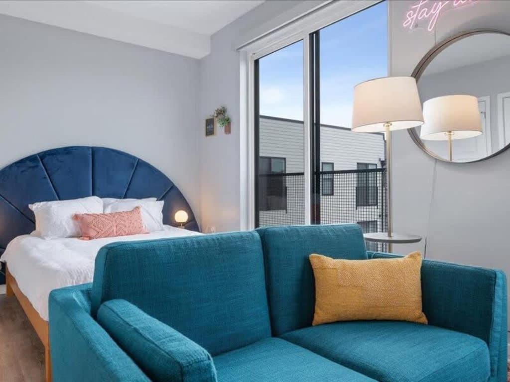 En eller flere senge i et værelse på CozySuites Deluxe SDO Lawrenceville