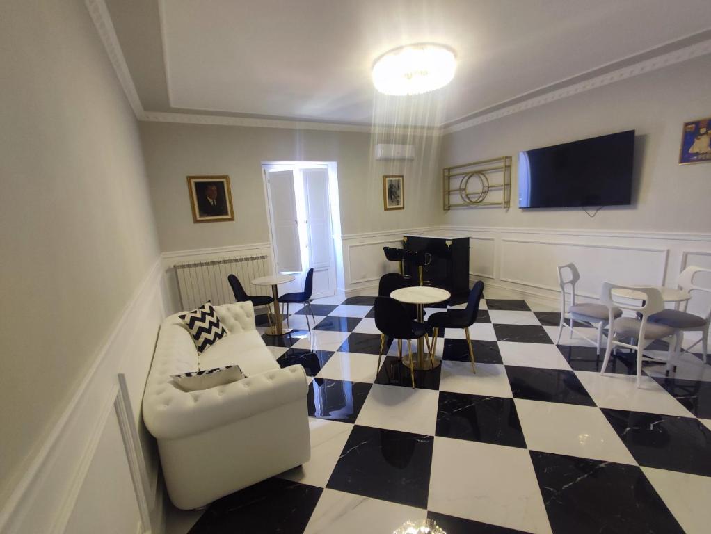 a living room with a black and white checkered floor at Le Nouveau Grand Tour - Dimora del Commendatore in San Giorgio Morgeto