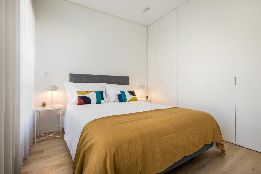 En eller flere senge i et værelse på Antas Park with pool and gym - to work & leisure