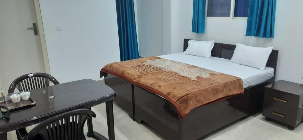 Кровать или кровати в номере Bhagwati Homestay