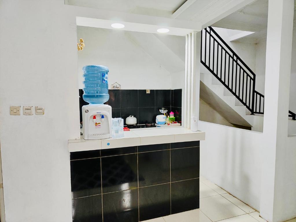 une cuisine avec un mixeur au-dessus d'un comptoir dans l'établissement Aurora villa Dieng, à Diyeng