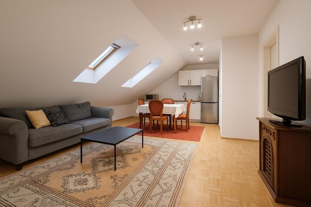 Μια τηλεόραση ή/και κέντρο ψυχαγωγίας στο KindStay Suite w Free Parking near Prague Airport