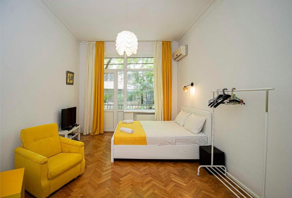 تصویر اتاق‌های Chic 1BR Apt with Balcony - By Wehost - تصویر ۲