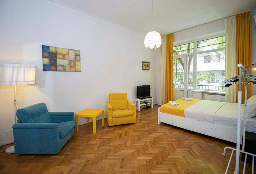 Chic 1BR Apt with Balcony - By Wehost در تفلیس