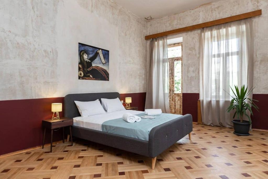 Wehost apartment rustic interior tesisinde bir odada yatak veya yataklar