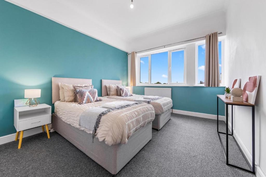 Postel nebo postele na pokoji v ubytování Stylish 2-Bed Retreat Near Twickenham Stadium