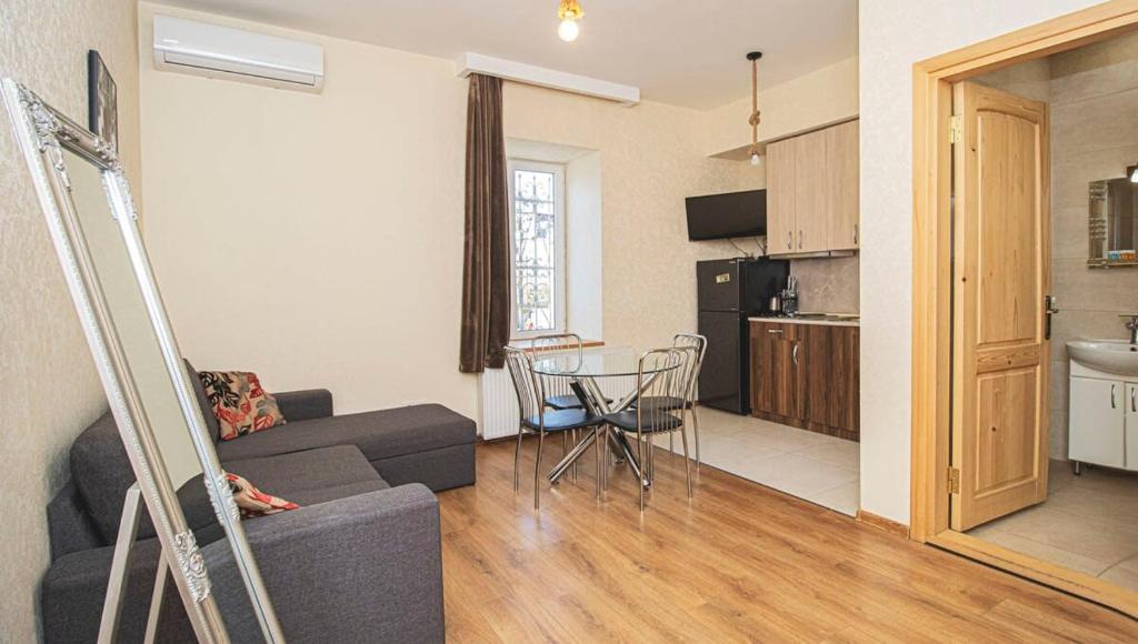 فضای داخلی 1BR Apt in Old Tbilisi Near Liberty Square - By Wehost در تفلیس - تصویر ۳