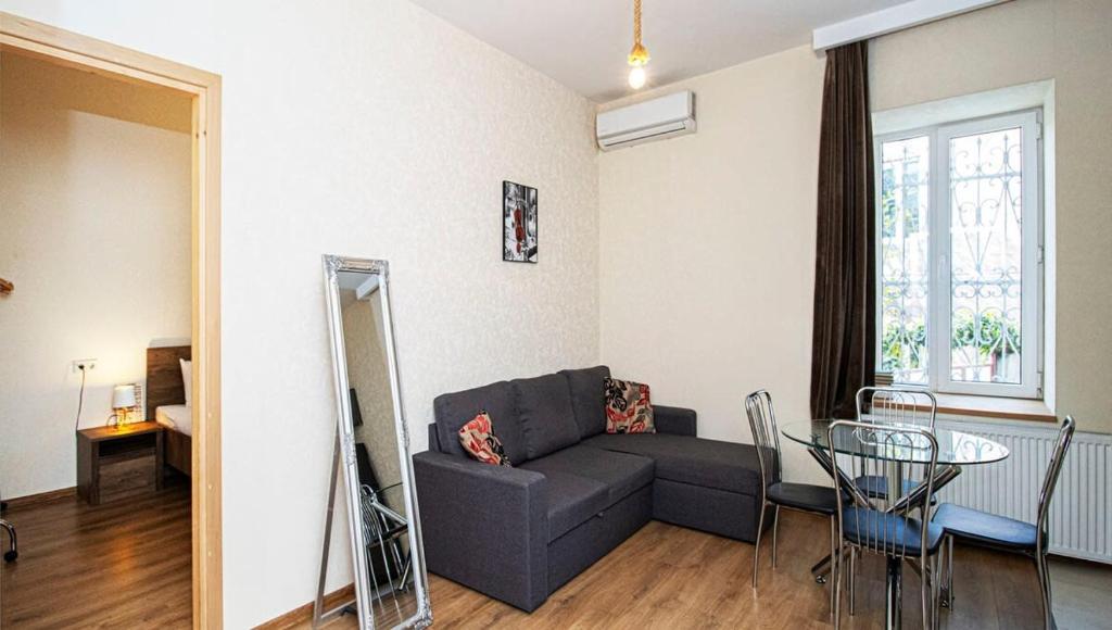 تصویر اتاق‌های 1BR Apt in Old Tbilisi Near Liberty Square - By Wehost - تصویر ۲