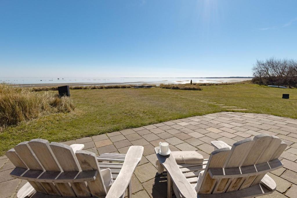 twee stoelen op een terras vlakbij het strand bij Seaside in Klappholttal