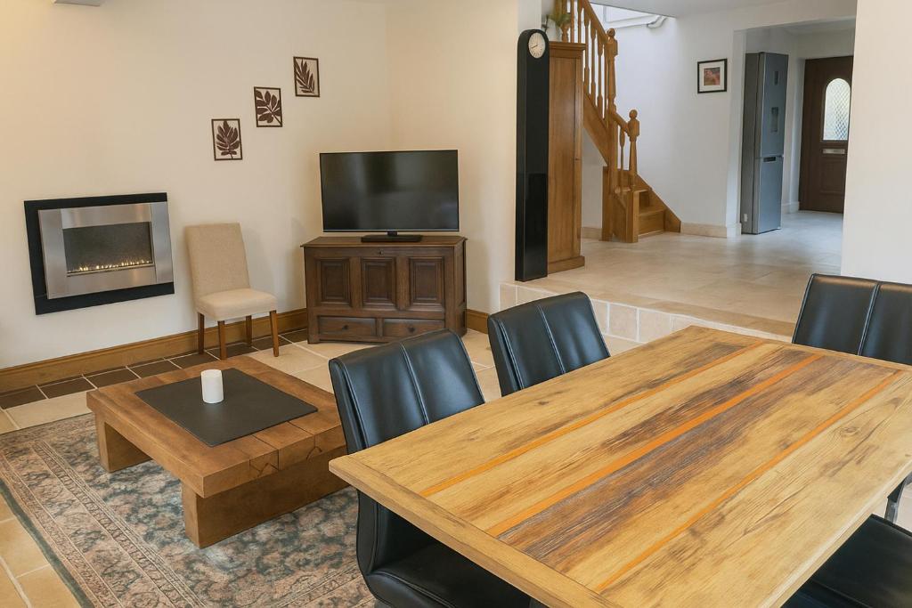 Μια τηλεόραση ή/και κέντρο ψυχαγωγίας στο Sleeps 4 - Old Farmhouse - Near Pendle Hill