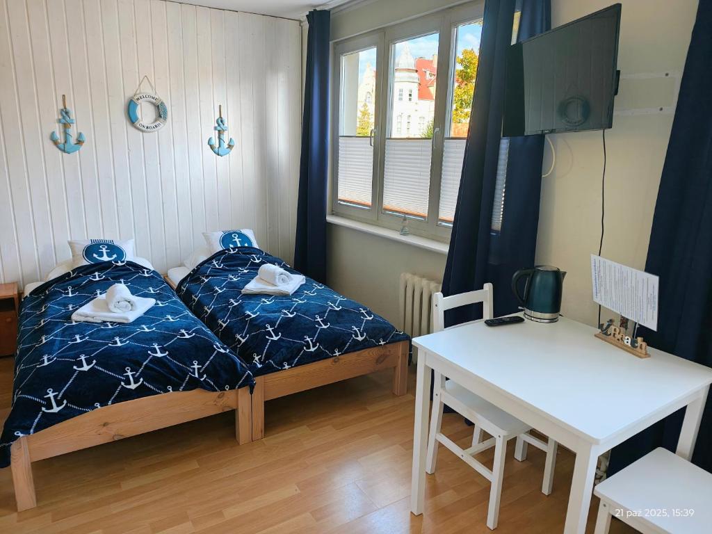 Una cama o camas en una habitación de Gryfhaus - Pokój Bosmański