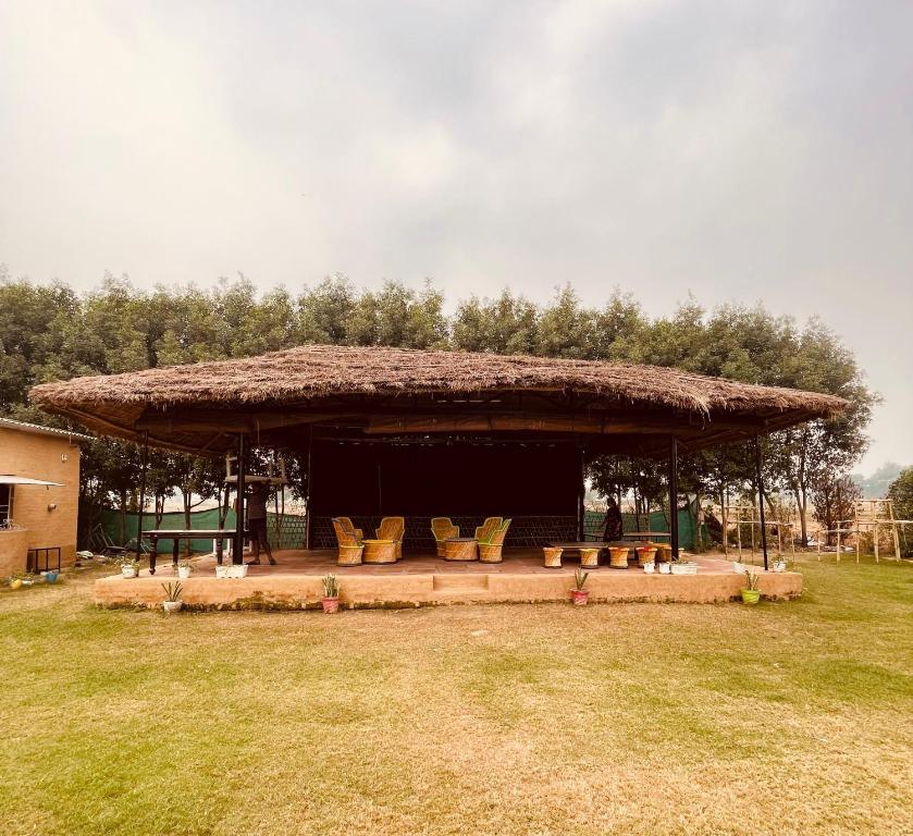 Aed väljaspool majutusasutust Kala Kutir Mud Stay near Taj Mahal King sized bed