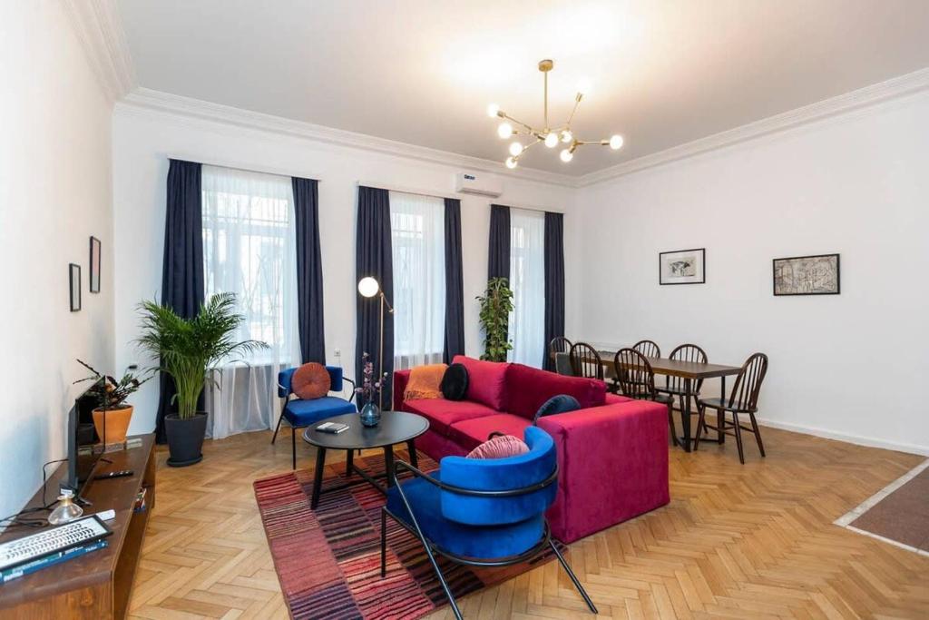 Posezení v ubytování Light and Luxurious 2BR Apartment - by Wehost