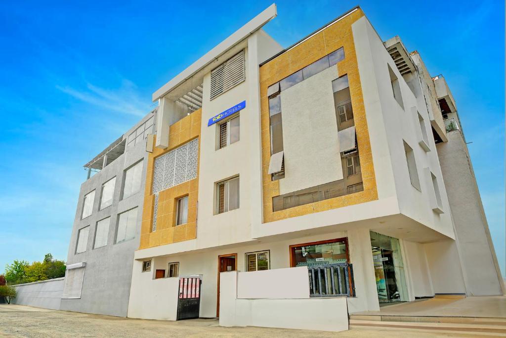 un gran edificio con en Via Square Inn, en Bhopal