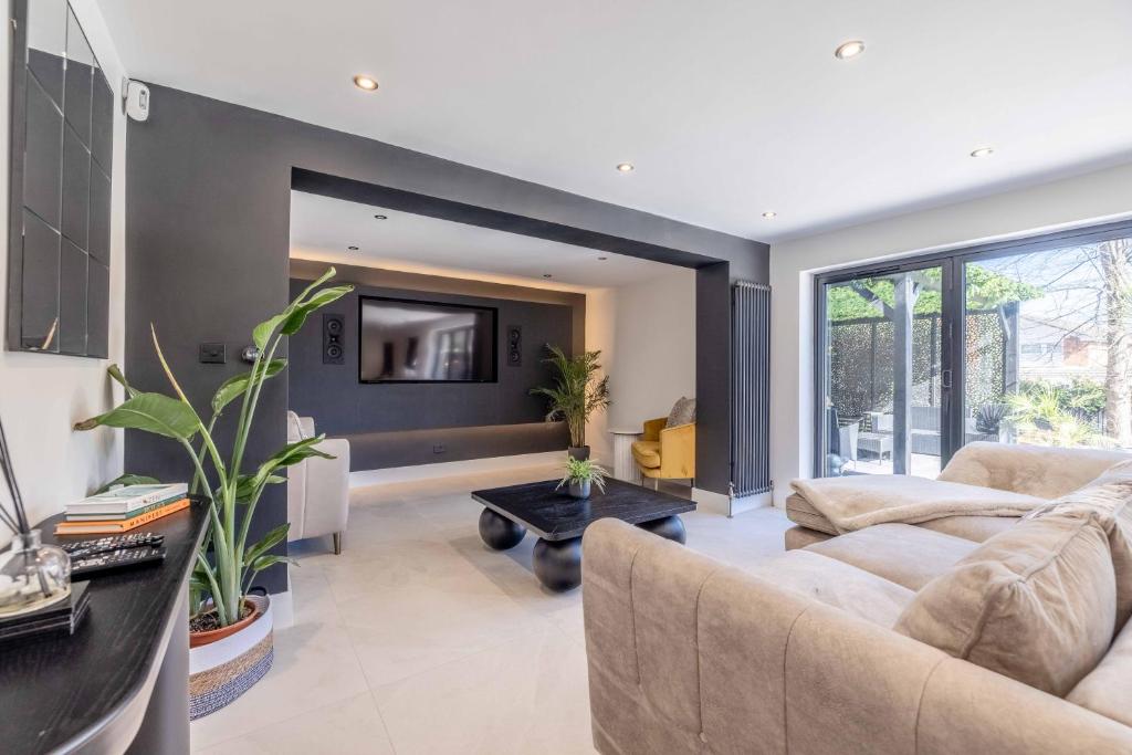 Posezení v ubytování 5 Bed Home in Datchet with Garden & Parking