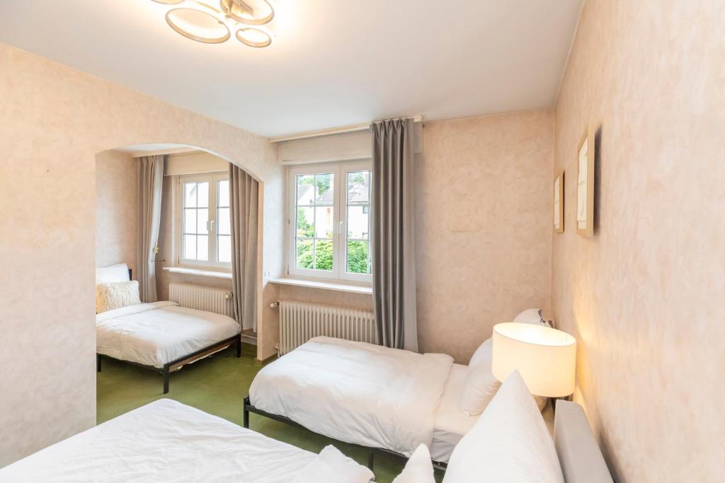 a bedroom with two beds and a window at Family-Friedndly Home with Large Garden &BBQ Grill in Dreieich