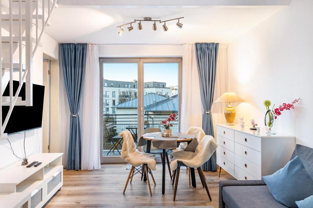 Posezení v ubytování Nahe Airport Ber Maisonettewohnung