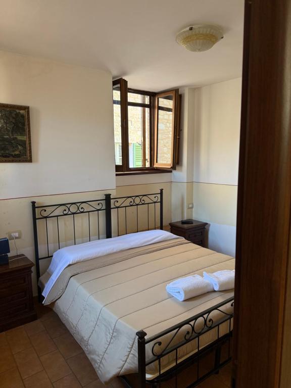ein Schlafzimmer mit einem Bett mit zwei Handtüchern darauf in der Unterkunft Assisi, Acutis apartments in Assisi