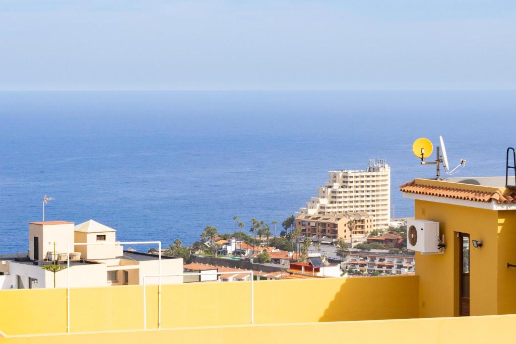 une vue sur l'océan depuis un immeuble dans l'établissement Apartamento Terraza Los Realejos, à Los Realejos