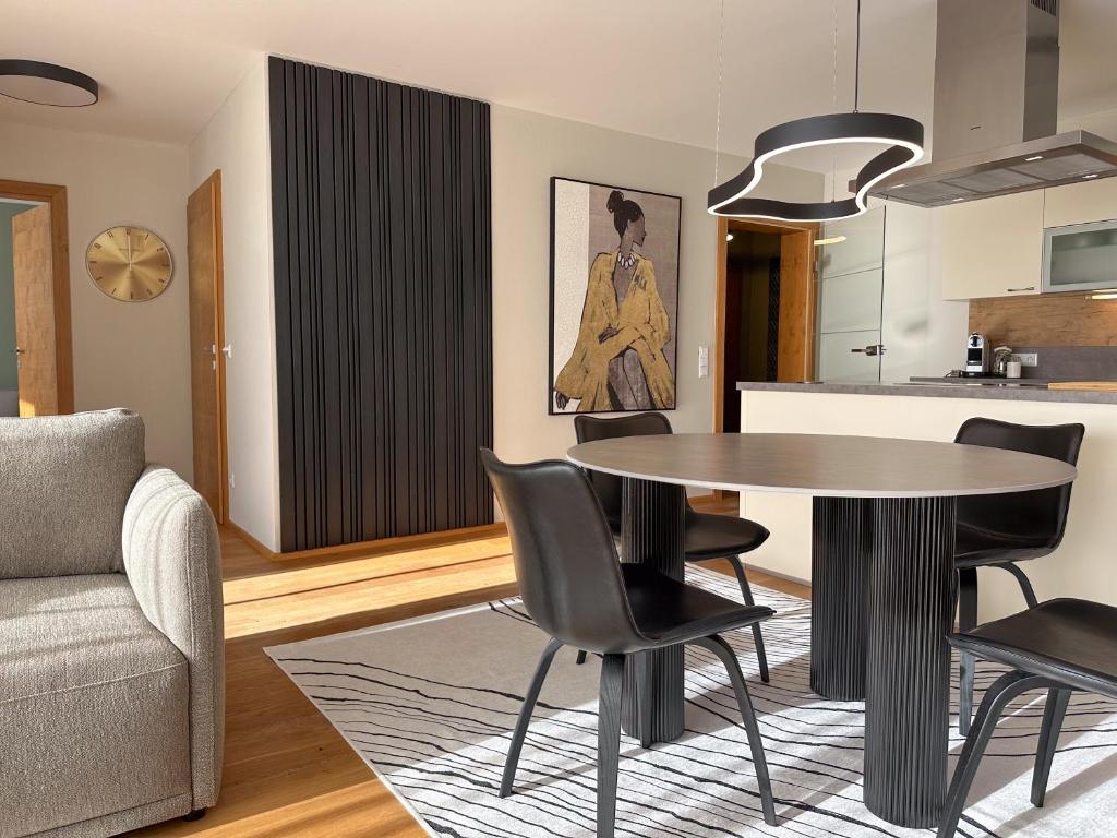 Η κουζίνα ή μικρή κουζίνα στο "FOUR" - Premium Apartments Seekirchen, Stilvolle 3-Zimmer Wohnung mit Balkon