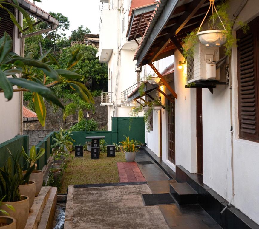 une cour intérieure d'une maison entourée d'une clôture verte dans l'établissement Altura Villa Galle, à Galle
