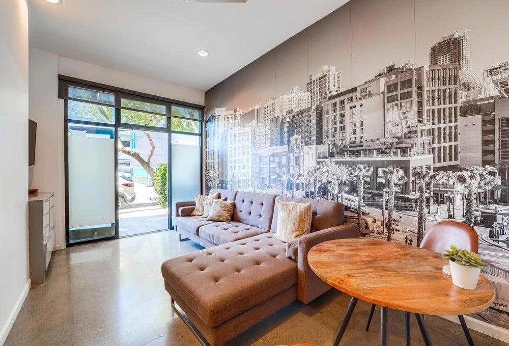 un salon avec un canapé et une table dans l'établissement Kettner Row 1, à San Diego