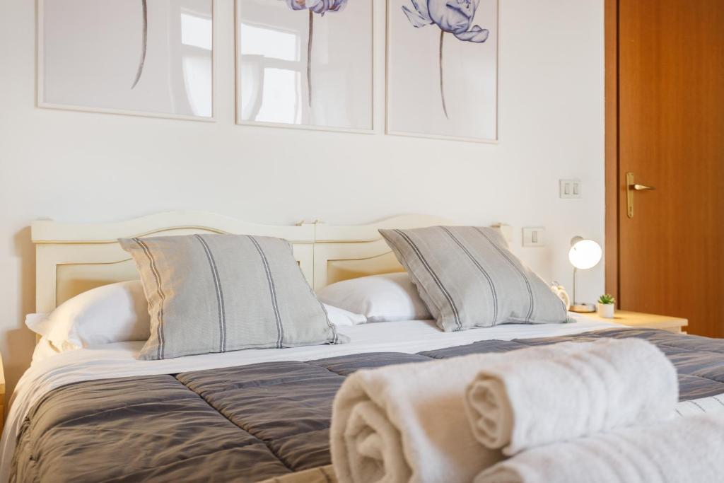 Ένα ή περισσότερα κρεβάτια σε δωμάτιο στο Porta Romana Vibes - A Truly Milanese Escape