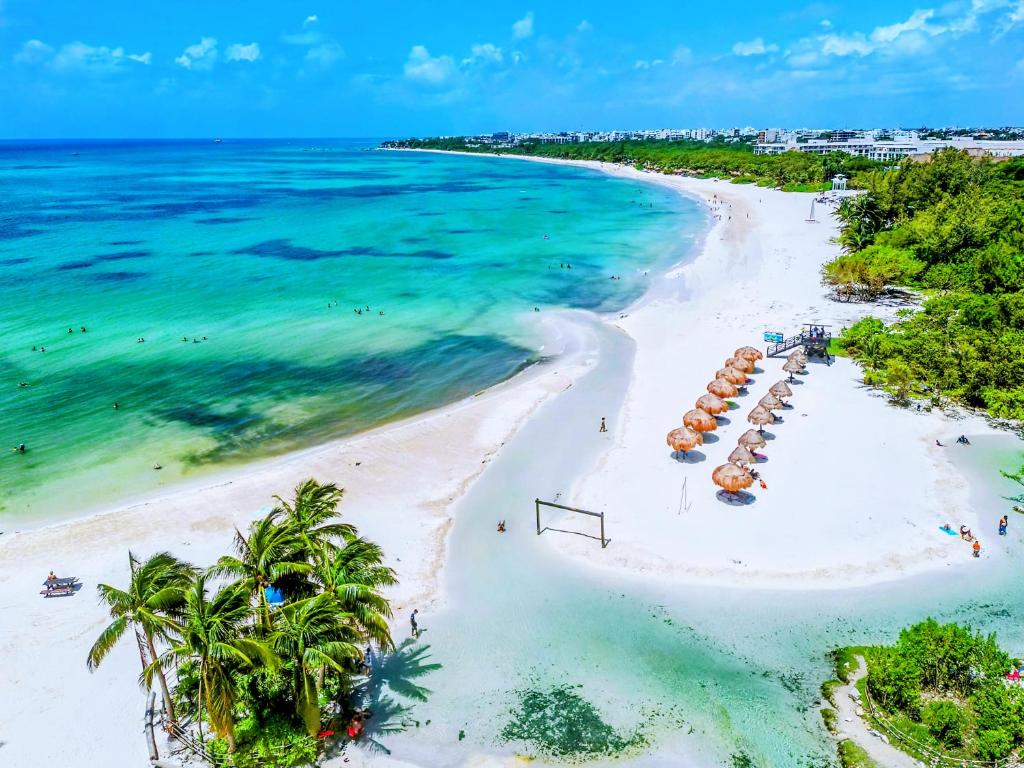 Una vista aérea de una playa con sombrillas y el océano. en Romantic Escape I 500m Award-Winning Beach I Memory Foam King Bed I AC Kitchen WiFi 5B, en Playa del Carmen