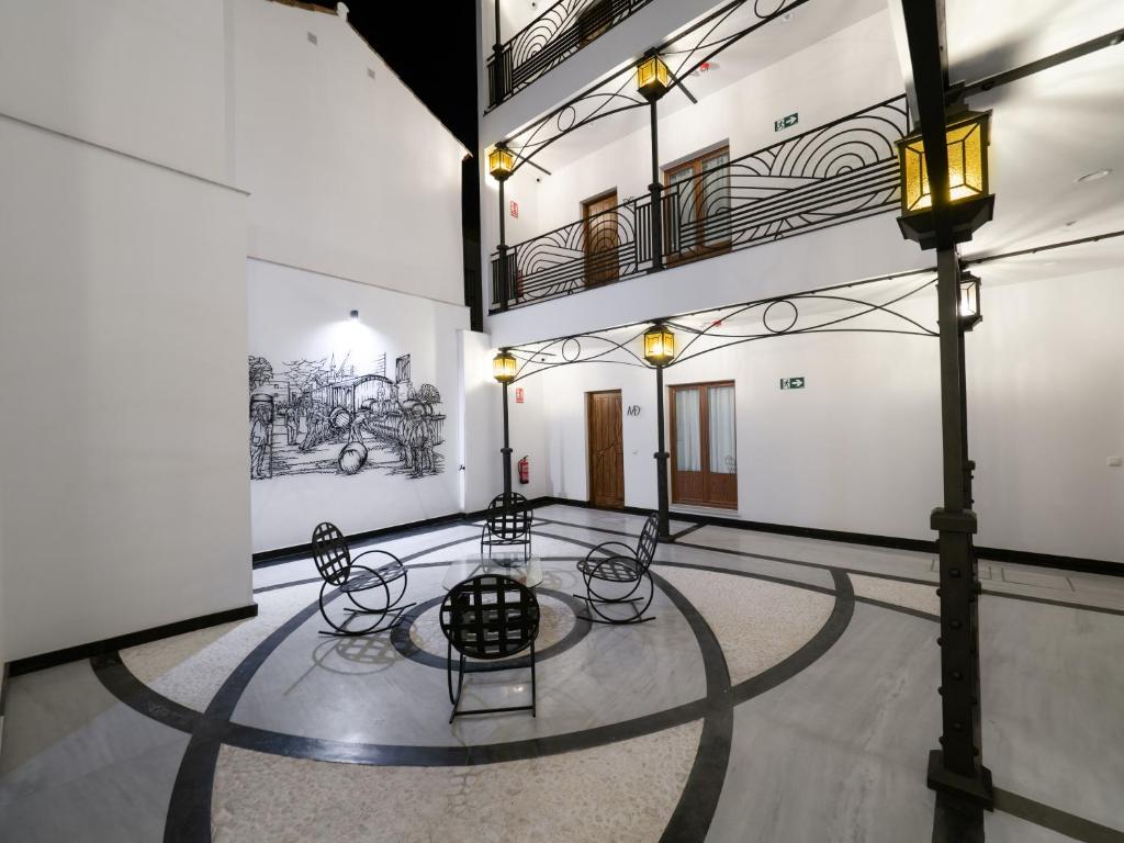 a room with a table and chairs in it at La Maquinilla fjhomefj in Jerez de la Frontera