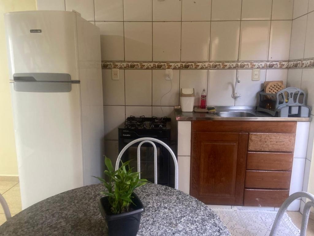 a small kitchen with a sink and a stove at Apto 13 - Residencial Canaã in Porto Velho