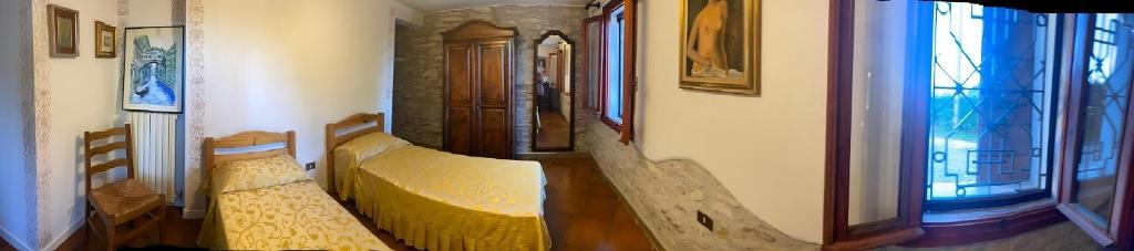 een kamer met een bank in de hoek van een kamer bij Villino San Silvestro in Albettone
