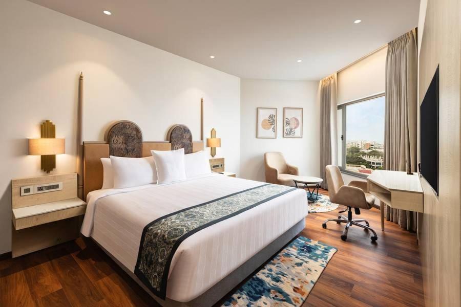 Ένα ή περισσότερα κρεβάτια σε δωμάτιο στο Hotel TuLiP International Near Delhi Airport