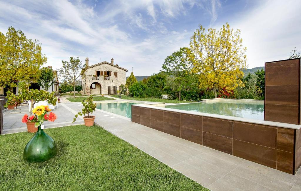 a swimming pool in a house with a yard at Pet Friendly Home In Acquasparta in Quadrelli