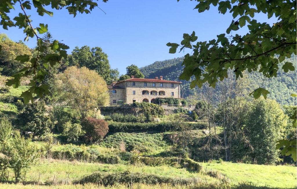 an old house on a hill in a field at Pet Friendly Apartment In Bibbiena With Wifi in Serravalle