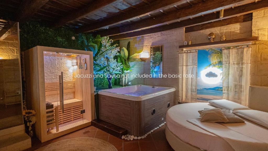 een slaapkamer met een bad en een bed bij Suite16 & spa in Barletta