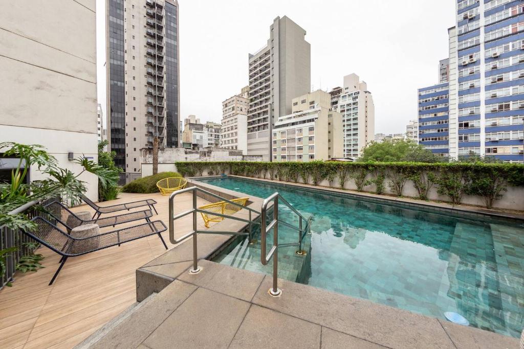 une piscine sur le toit d'un immeuble dans l'établissement B Homy Genebra, à São Paulo