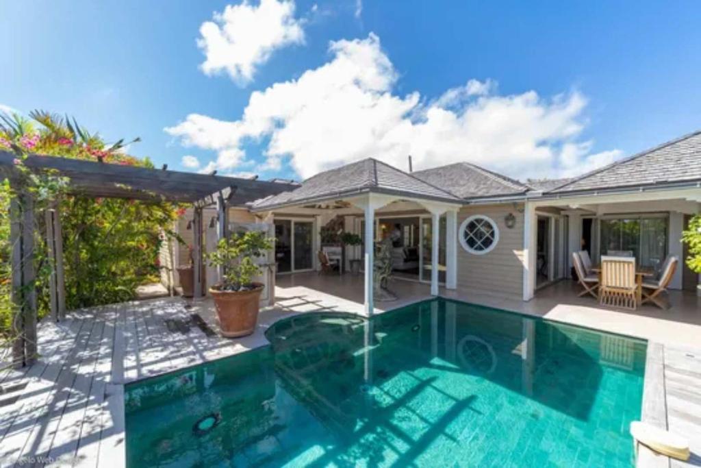 Caribbean Love Nest With Romantic Ambiance