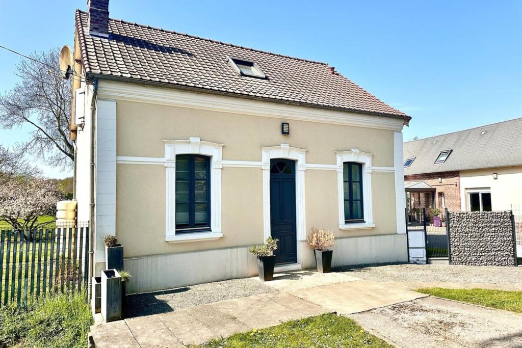 a white house with a black door at Le Gîte d’en Bas-St Valery à 15min-Équipement bébé in Quesnoy-le-Montant