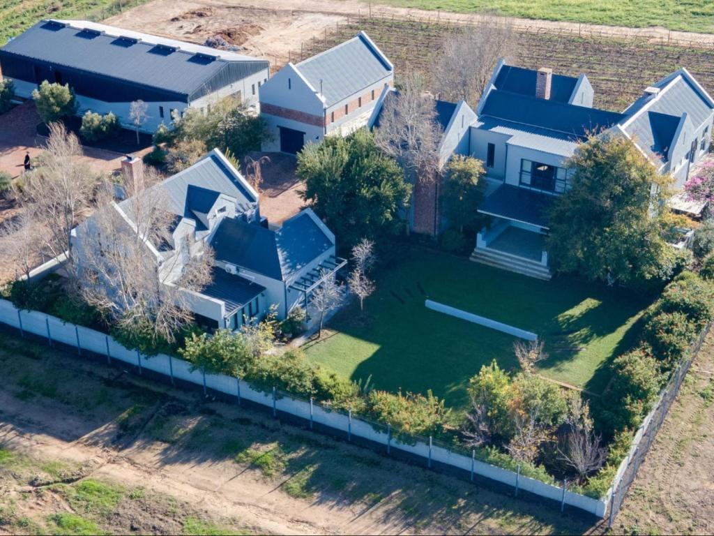 an aerial view of a house with a yard at Gilgal Guest Accommodation in Onder-Papegaaiberg