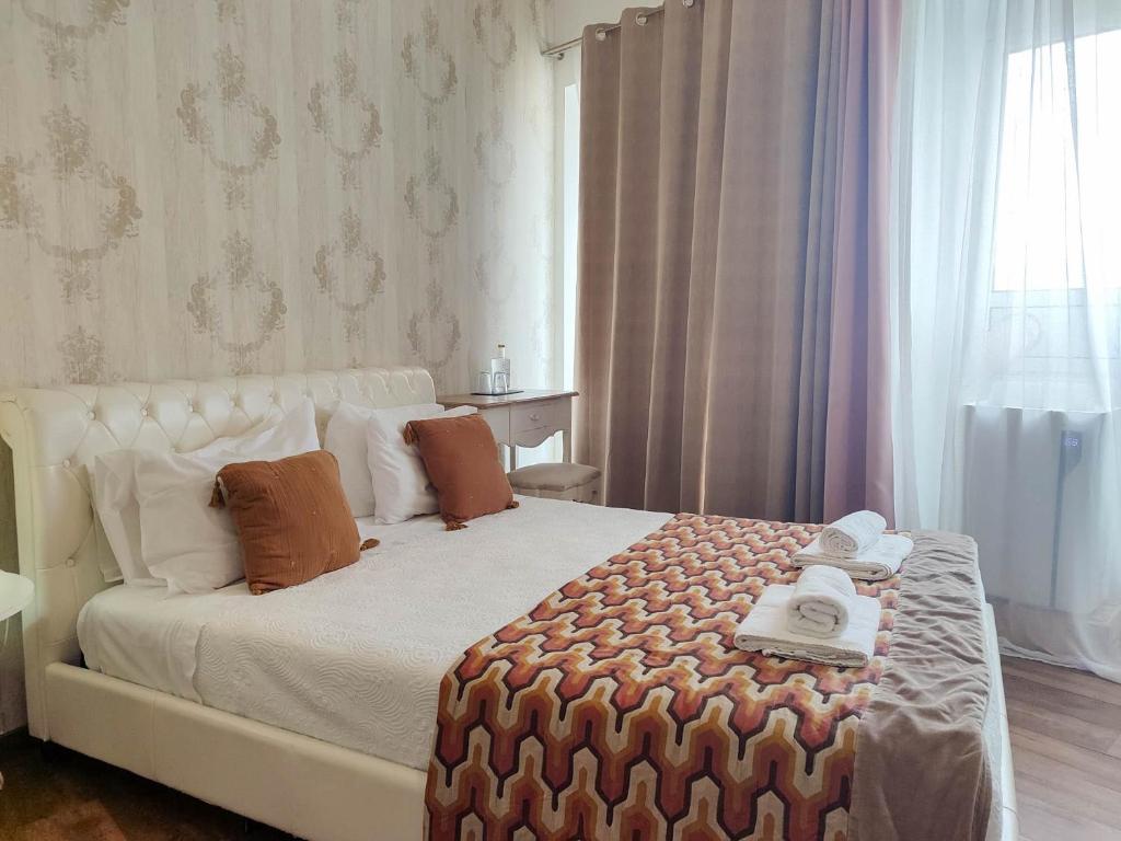 ein Schlafzimmer mit einem Bett, auf dem ein Tablett mit Essen steht in der Unterkunft Vintage Place - Azorean Guest House in Ponta Delgada