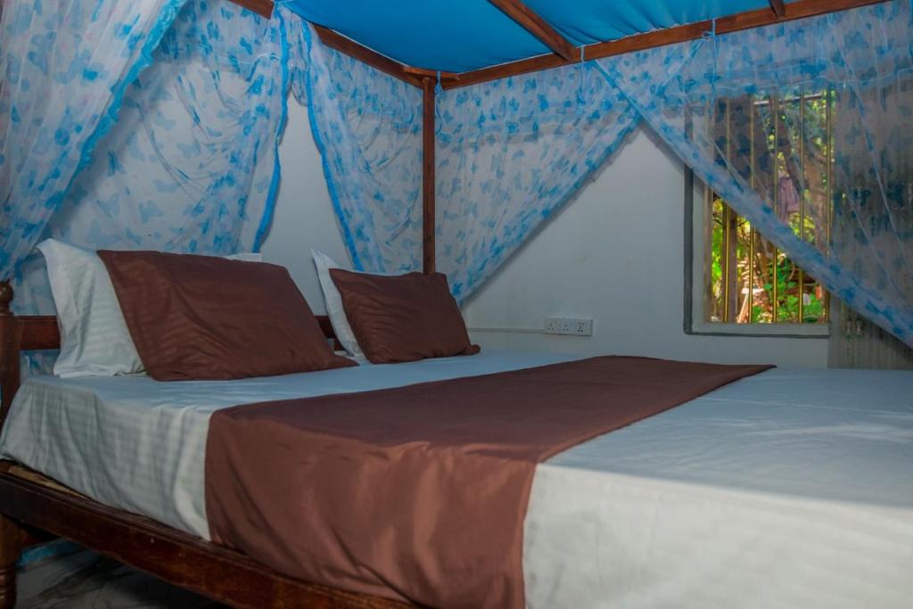 Un dormitorio con una cama grande con ventana. en VN45 Villa in Ahangama, en Ahangama