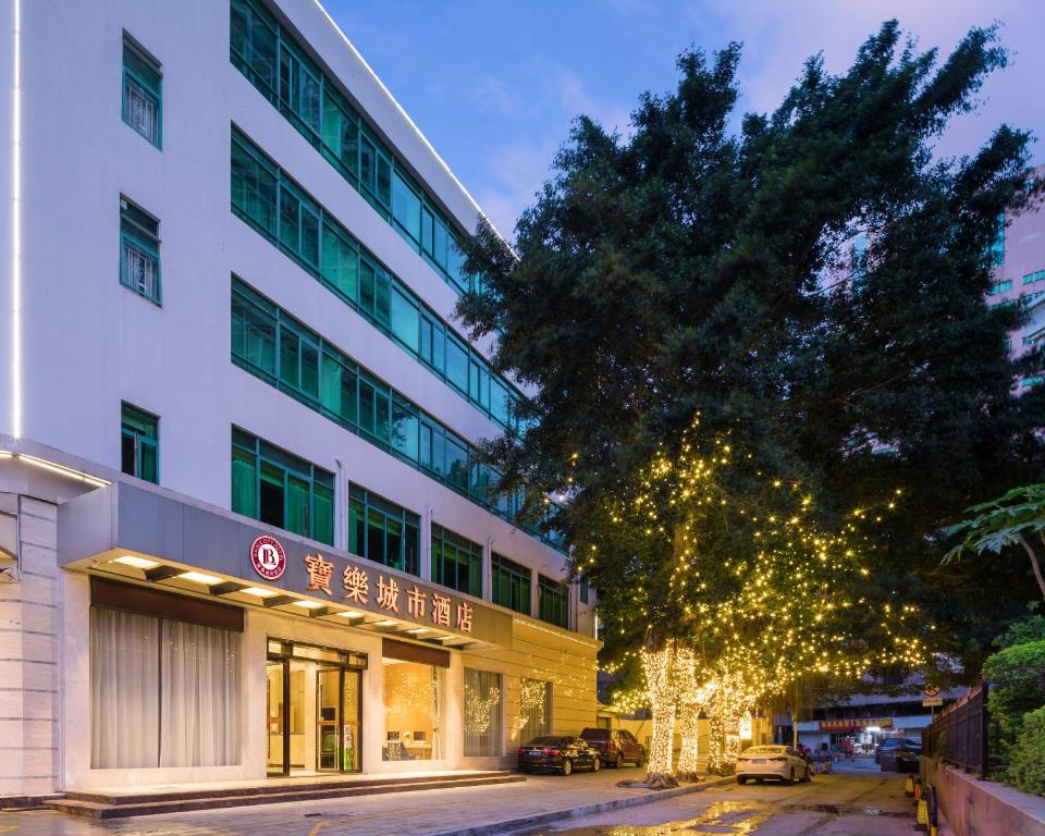 深セン市にあるMotri莫里宝乐城市酒店のクリスマスのライトが飾られた建物