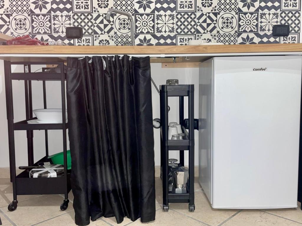 a table with black curtains under a counter at Carioca Aparthotel in Capua