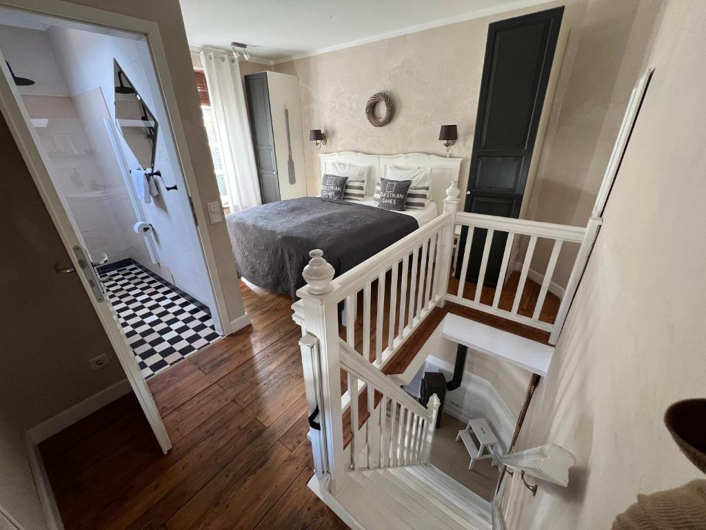 een kleine slaapkamer met een bed en een trap bij Gästewohnung am See in Neuenkirchen