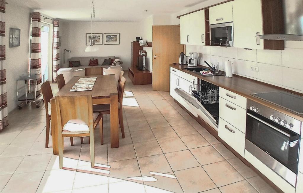 Køkken eller tekøkken på Gorgeous Home In Röbel With Sauna