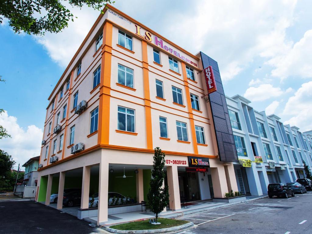 un edificio arancione e bianco su una strada di LS Hotel a Johor Bahru